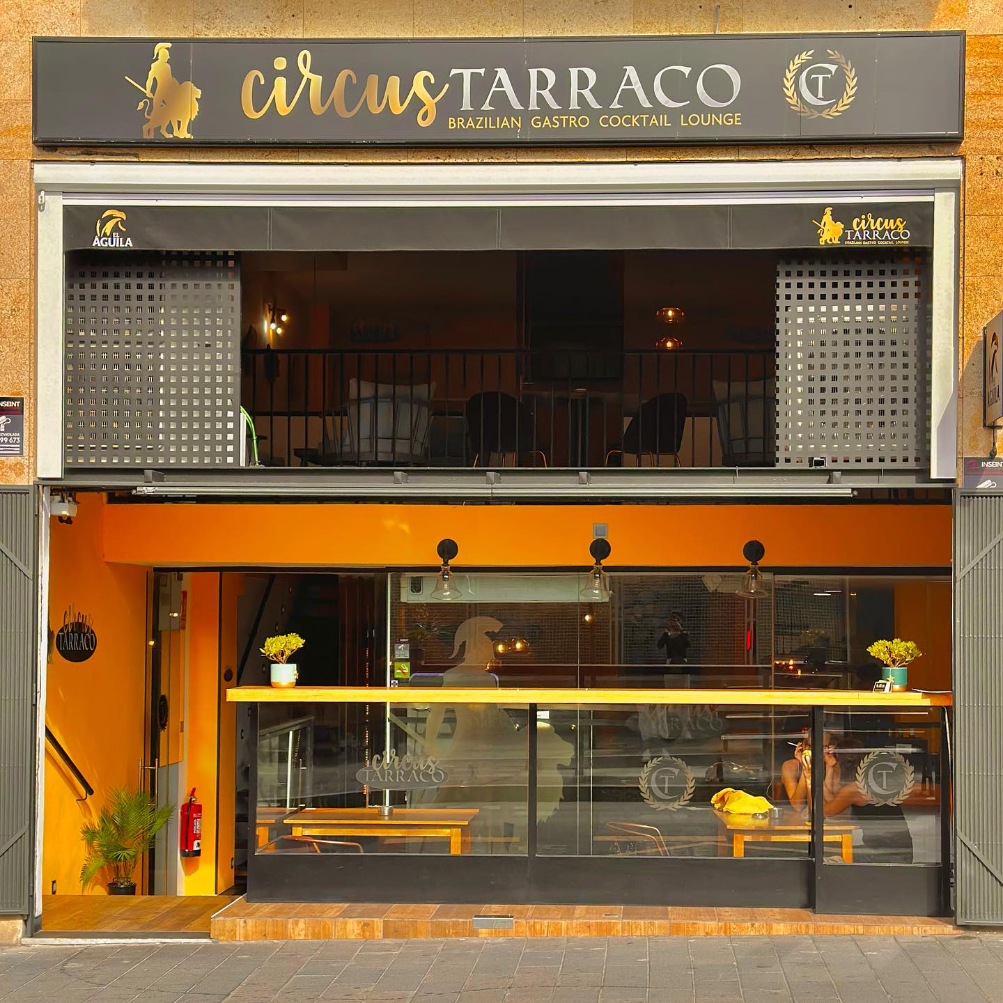 Salón principal de nuestra churrascaría con ambiente de parrillada brasileña