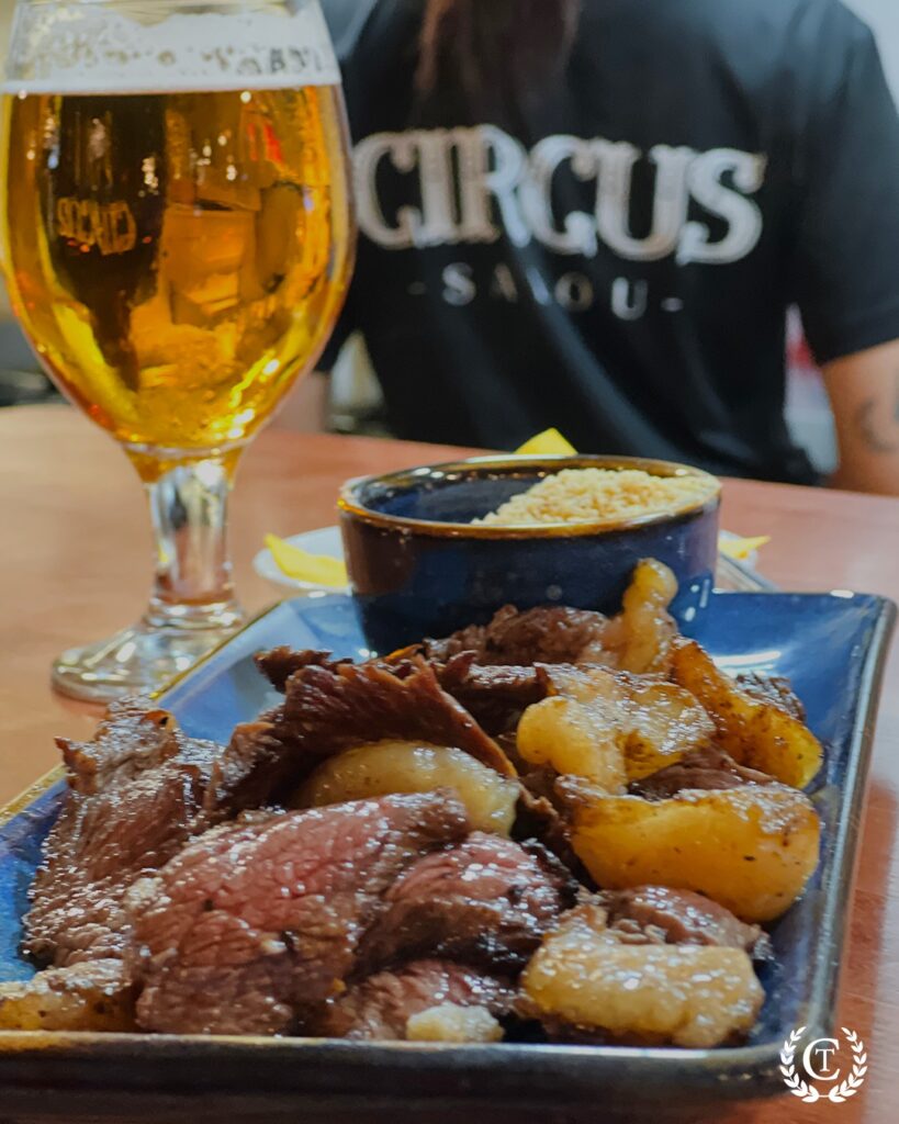 Plato de comida típica brasileña con guarniciones tradicionales en Circus Tarraco
