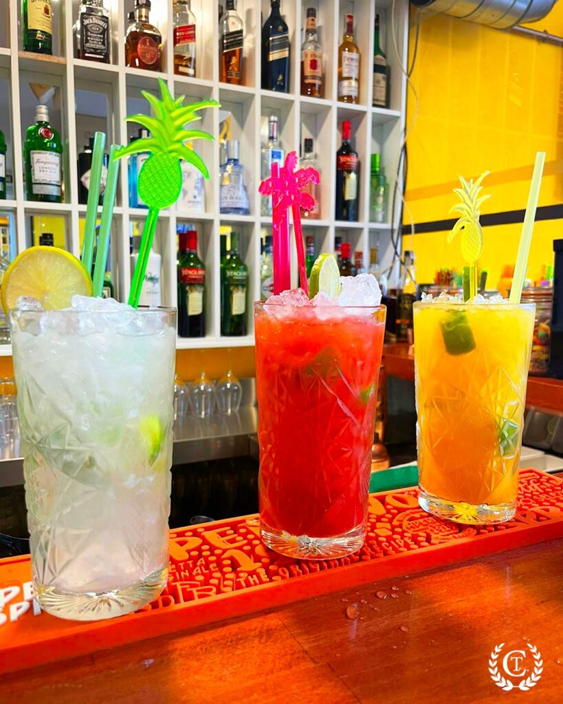 Primer plano de caipiriña brasileña y cócteles refrescantes